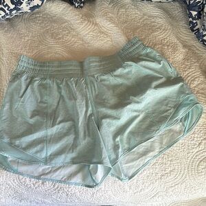 Lululemon Hotty hot LR short 4”